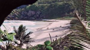 voyage aux Seychelles pied dans le sable
